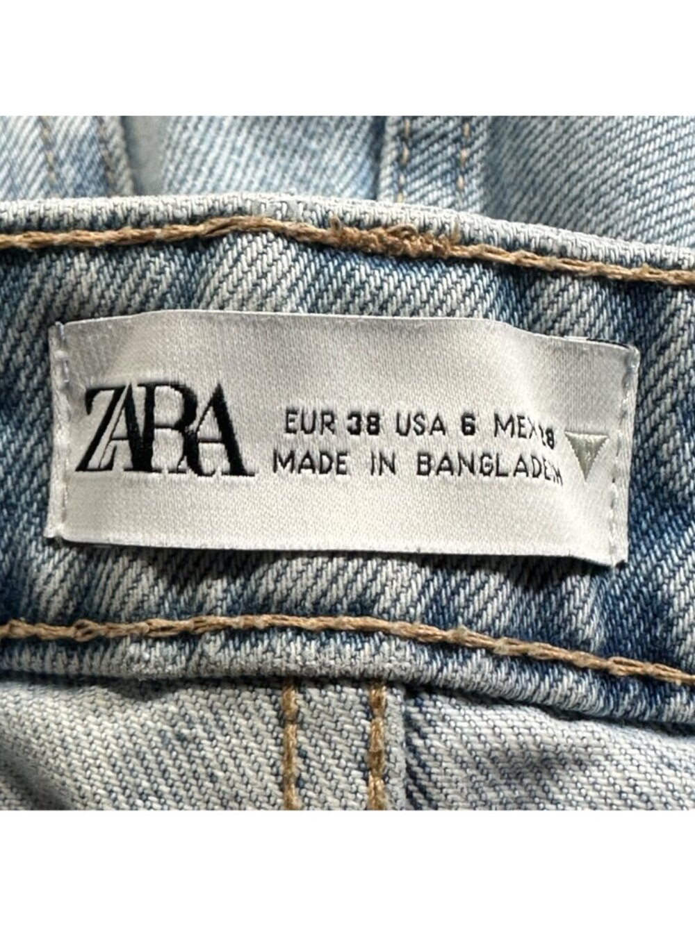 High-Waisted Distressed Button Up Denim Shorts Frayed Hem Zara Size 6 Beach - Picture 6 of 8